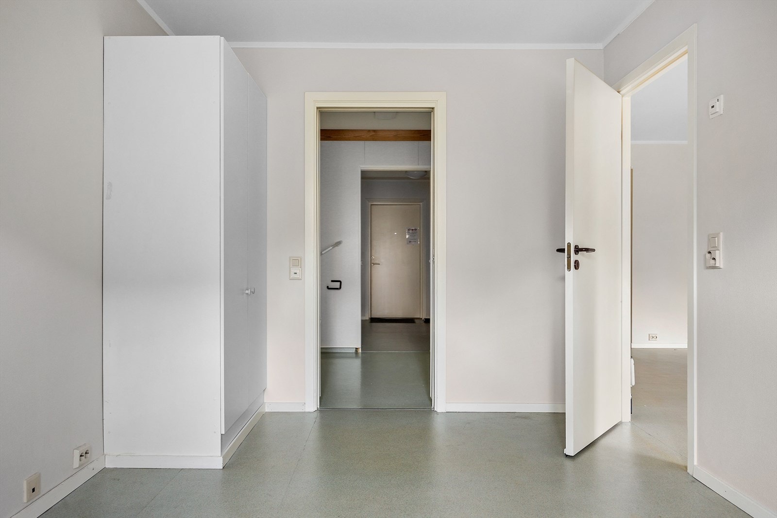 Leilighetens soverom er romslig og har god plass til dobbeltseng med garderobeskap. Med sitt rolige preg er dette et perfekt sted å trekke seg tilbake etter en lang dag. Galleribilde