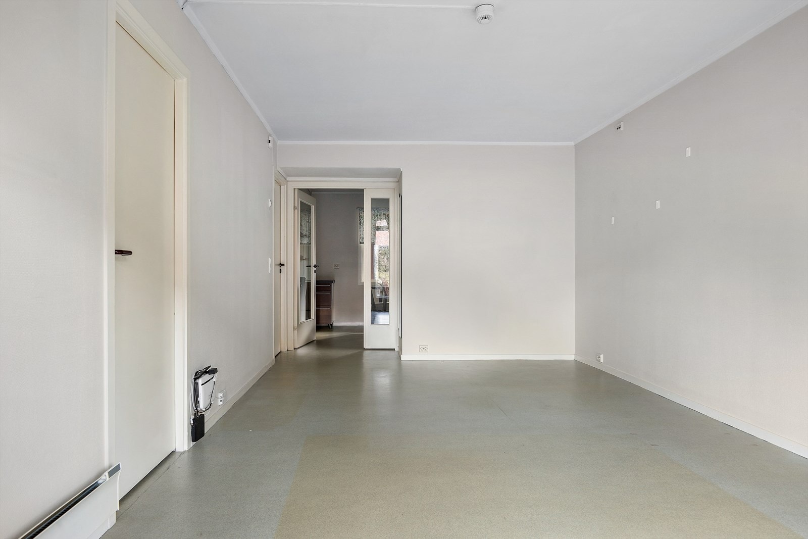 I stuen er det plass til både sittegruppe og spisebord. Galleribilde