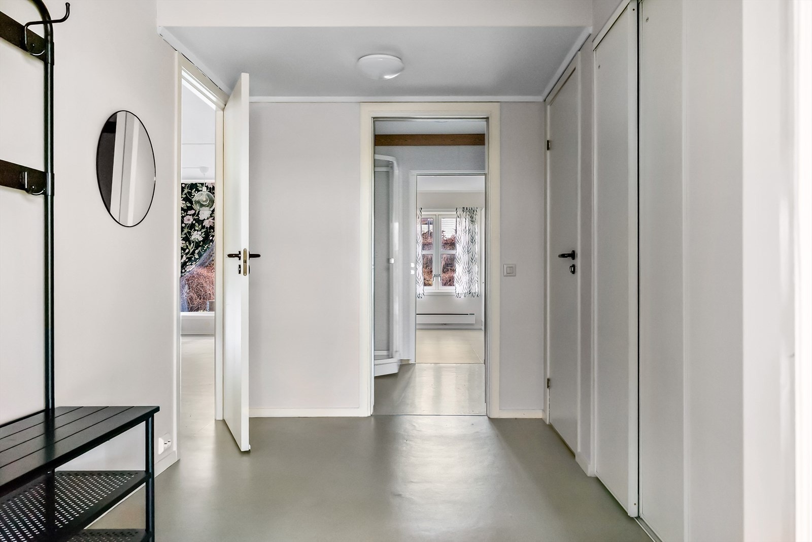 Når du trer inn i boligen møtes du av en romslig entre, som er praktisk innredet med en skyvedørsgarderobe. Denne gir godt med oppbevaringsplass til sko, yttertøy og annet utstyr. Galleribilde