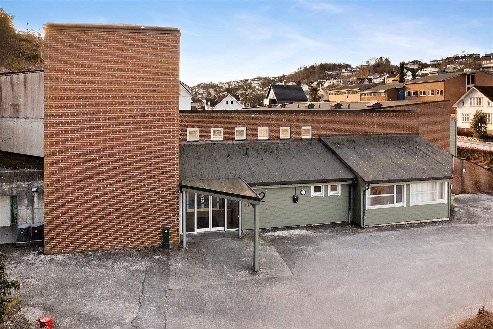 Leiligheten ligger sentralt i Egersund, i gangavstand til sentrum og alle nødvendige fasiliteter som butikker, kafeer, treningssentre, samt kultur- og servicetilbud. Galleribilde