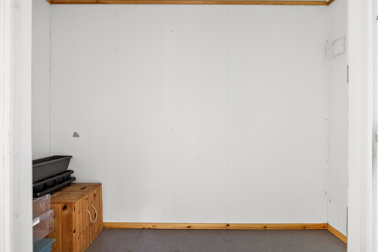 For oppbevaring har du tilgang til en romslig utvendig bod. Galleribilde