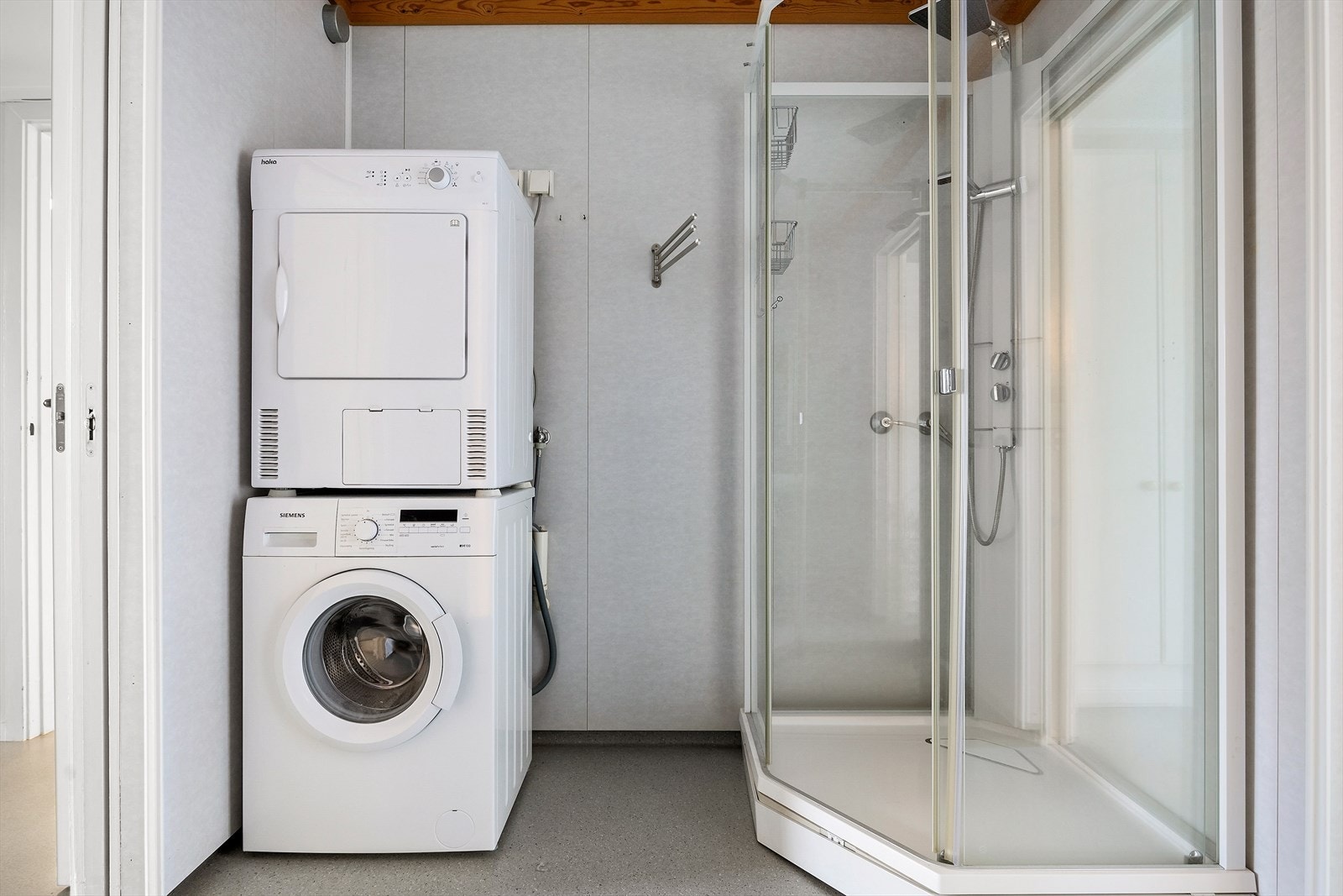 I tillegg er det opplegg og plass til vaskemaskin og tørketrommel, som begge medfølger handelen. Galleribilde