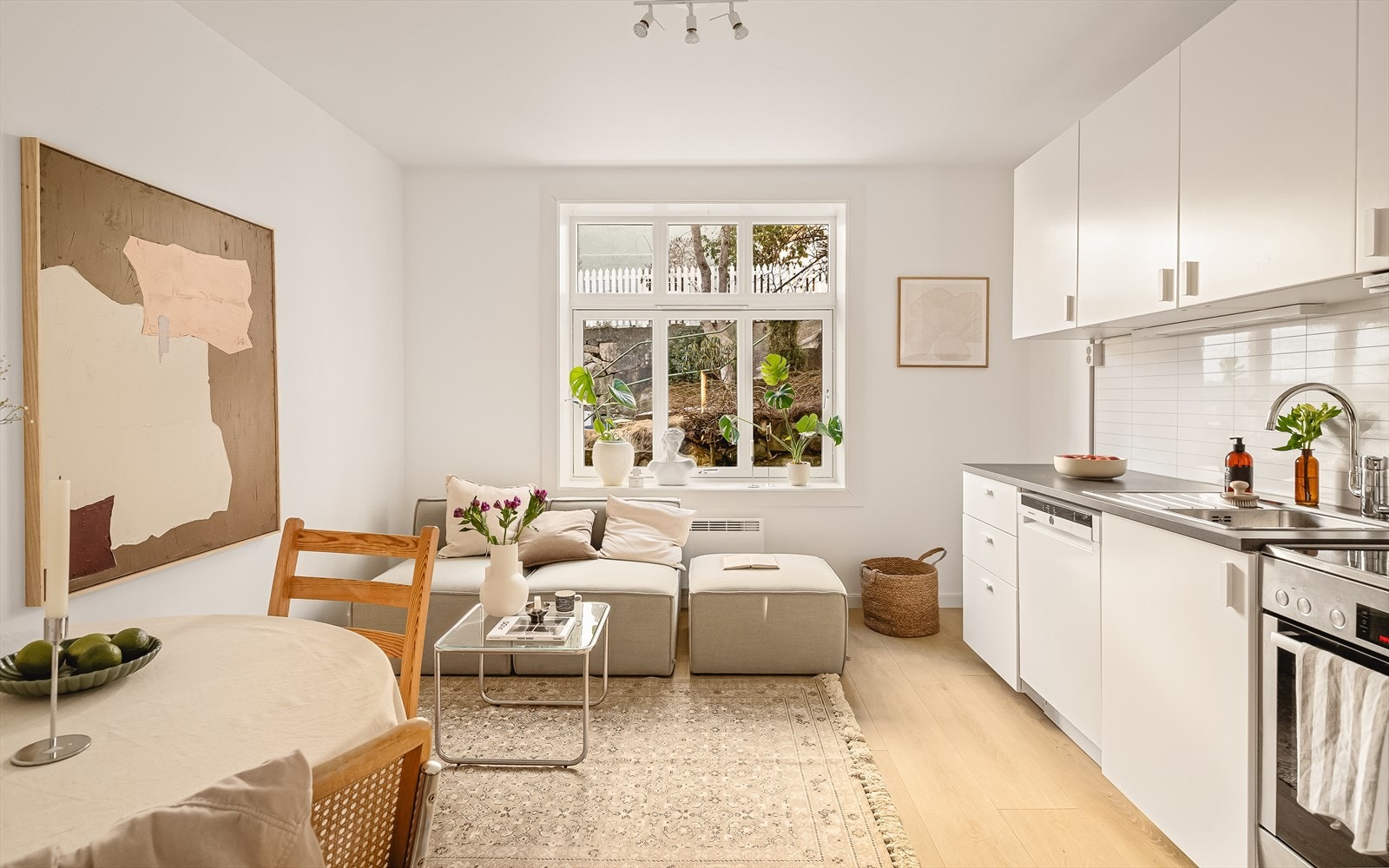 Lyst og åpent mellom stue og kjøkken. Galleribilde