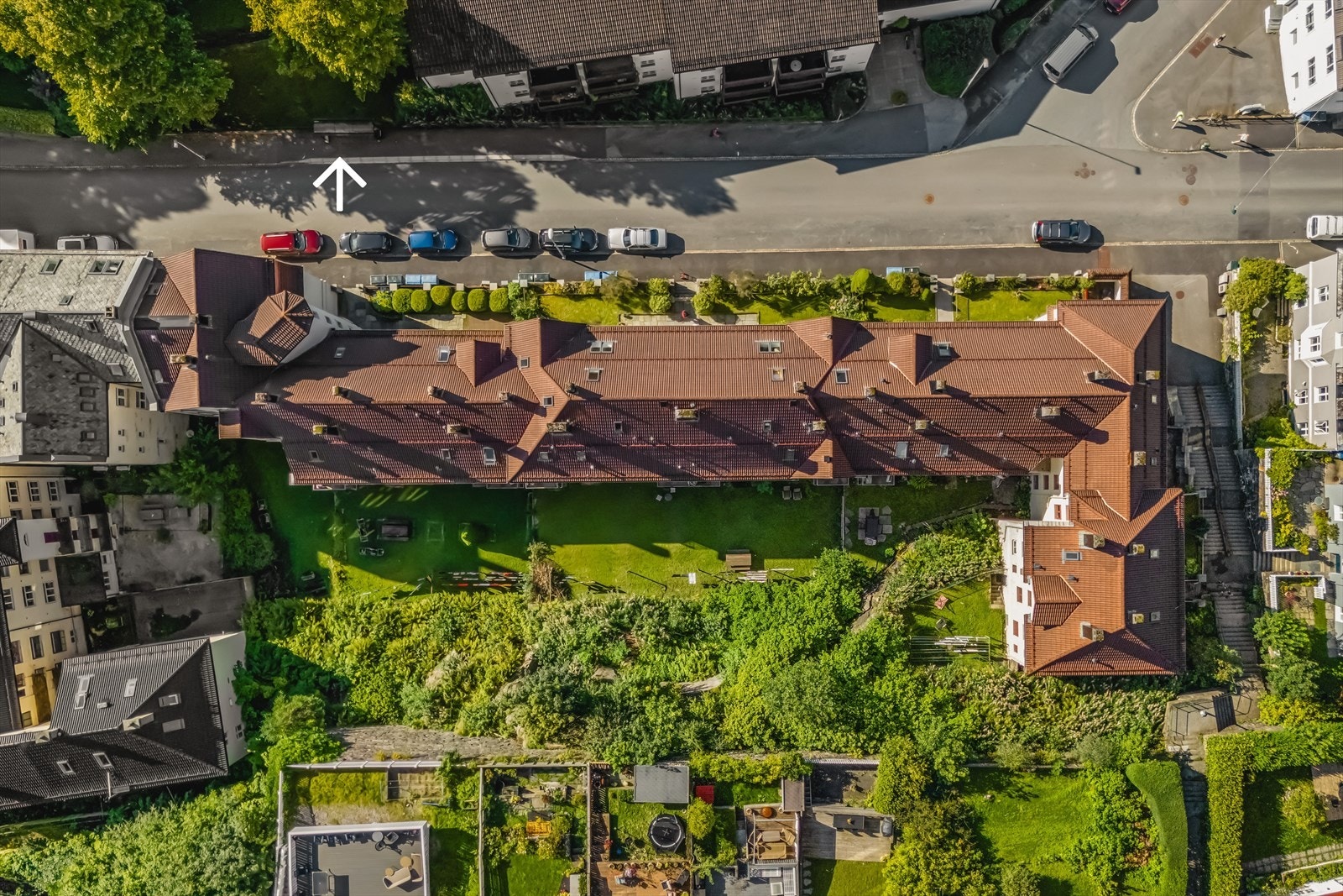 Bussholdeplass rett over veien. Galleribilde