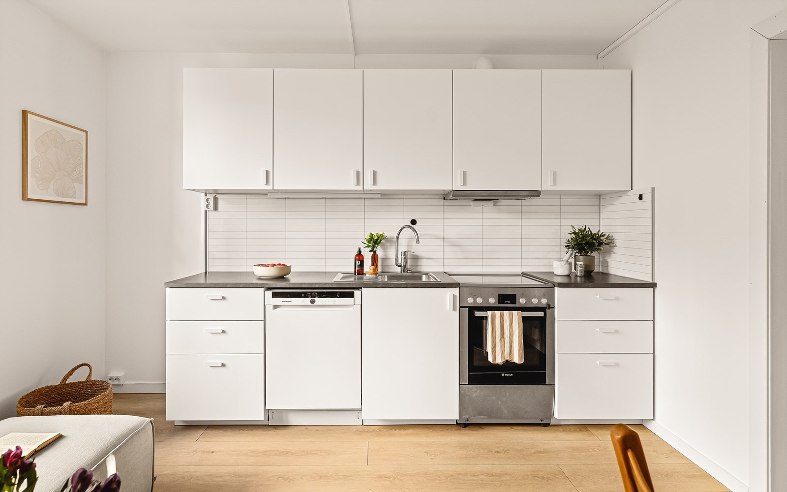 Nydelig kjøkken med god skap- og benkeplass. Galleribilde