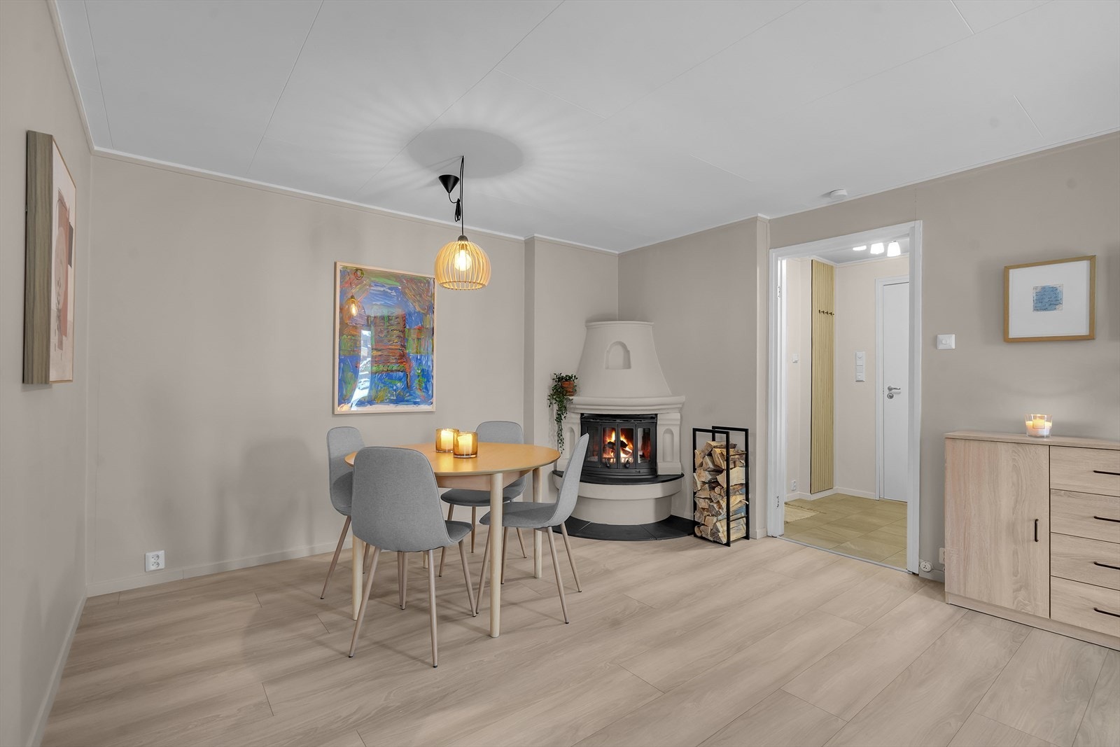 Leiligheten har koselig peis i stuen. Galleribilde