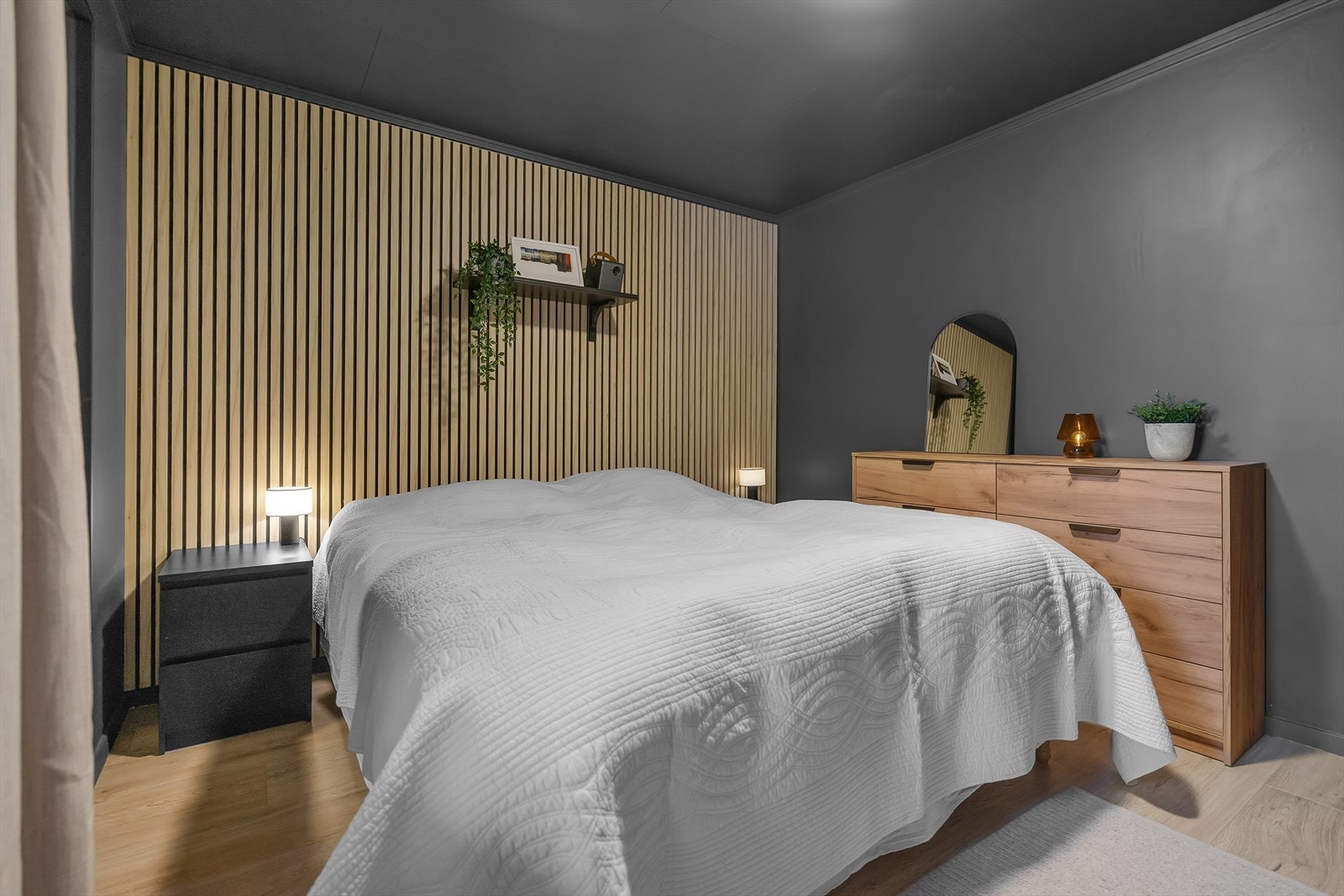 Delikat soverom med innebygget garderobe Galleribilde