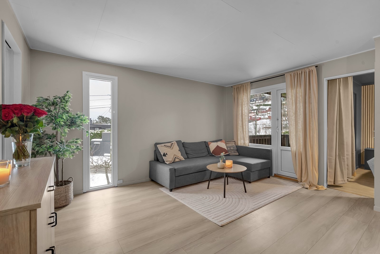 Fra stuen er det utgang til solrik terrasse - soverom til høyre i bilde. Galleribilde