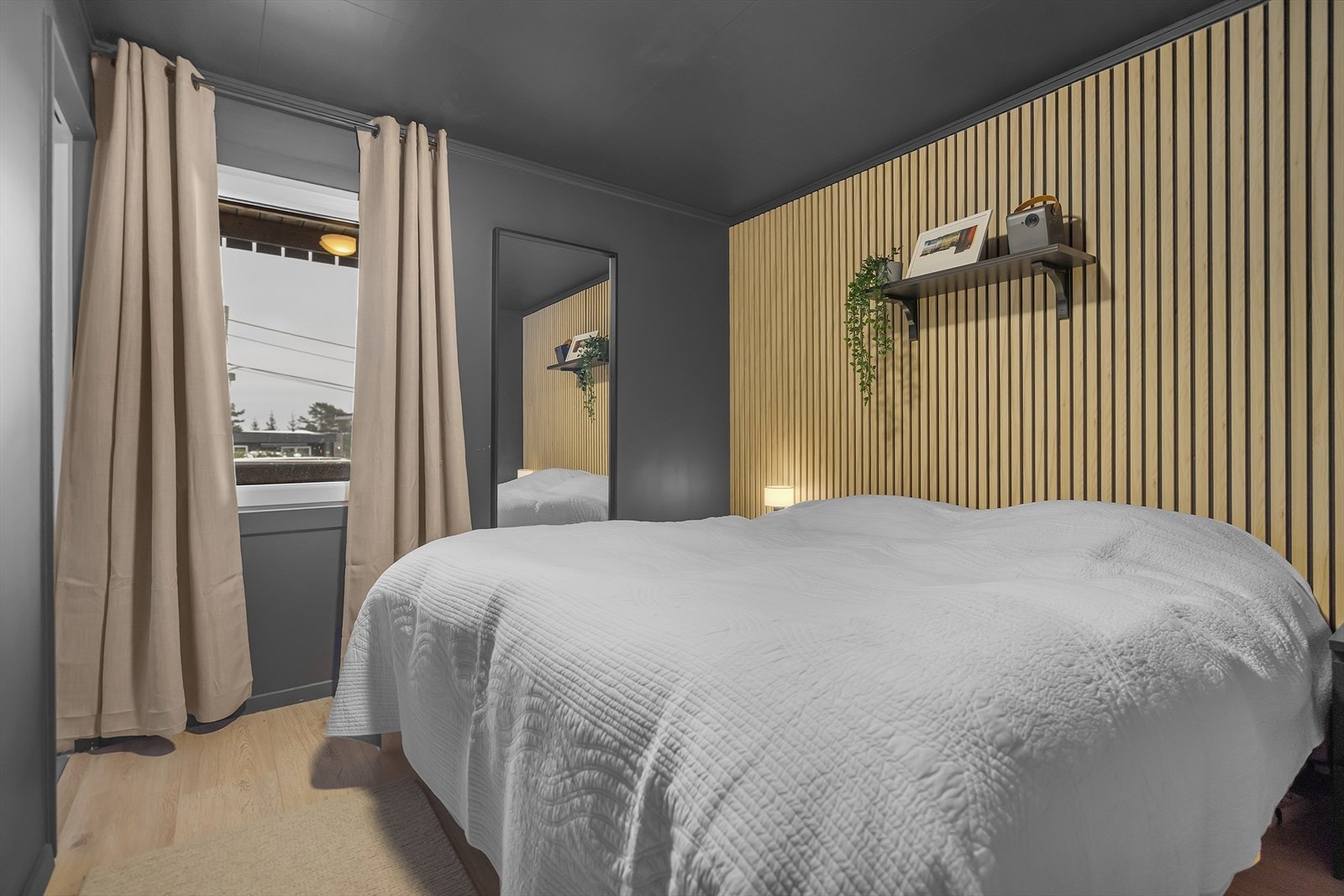 Delikat soverom med innebygget garderobe Galleribilde