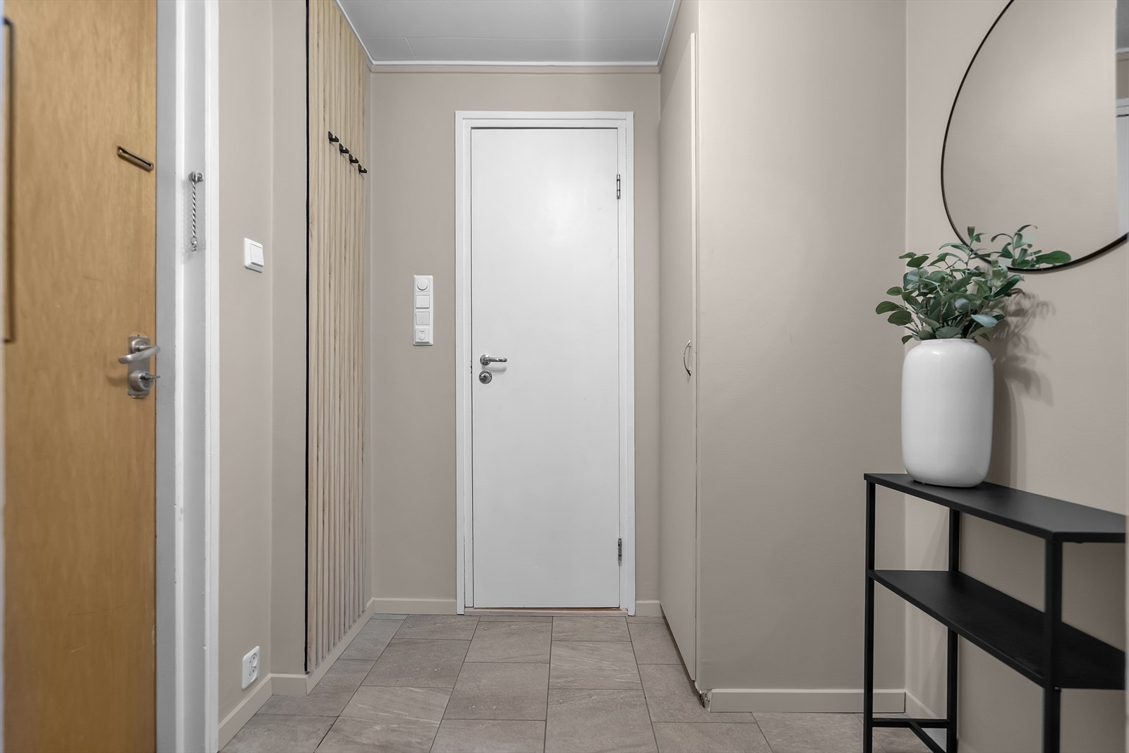 Gang - dør inn til bad. Galleribilde