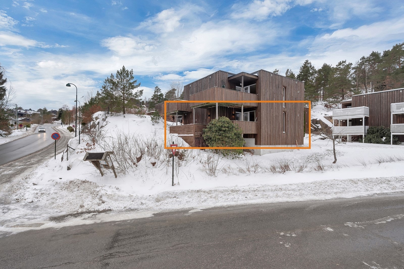 Romslig uteplass - solrikt Galleribilde