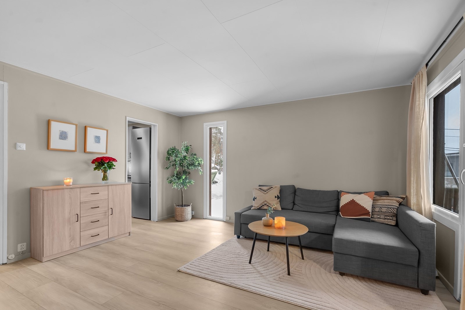 Koselig stue med utgang til solrik terrasse på høyre side i bilde Galleribilde