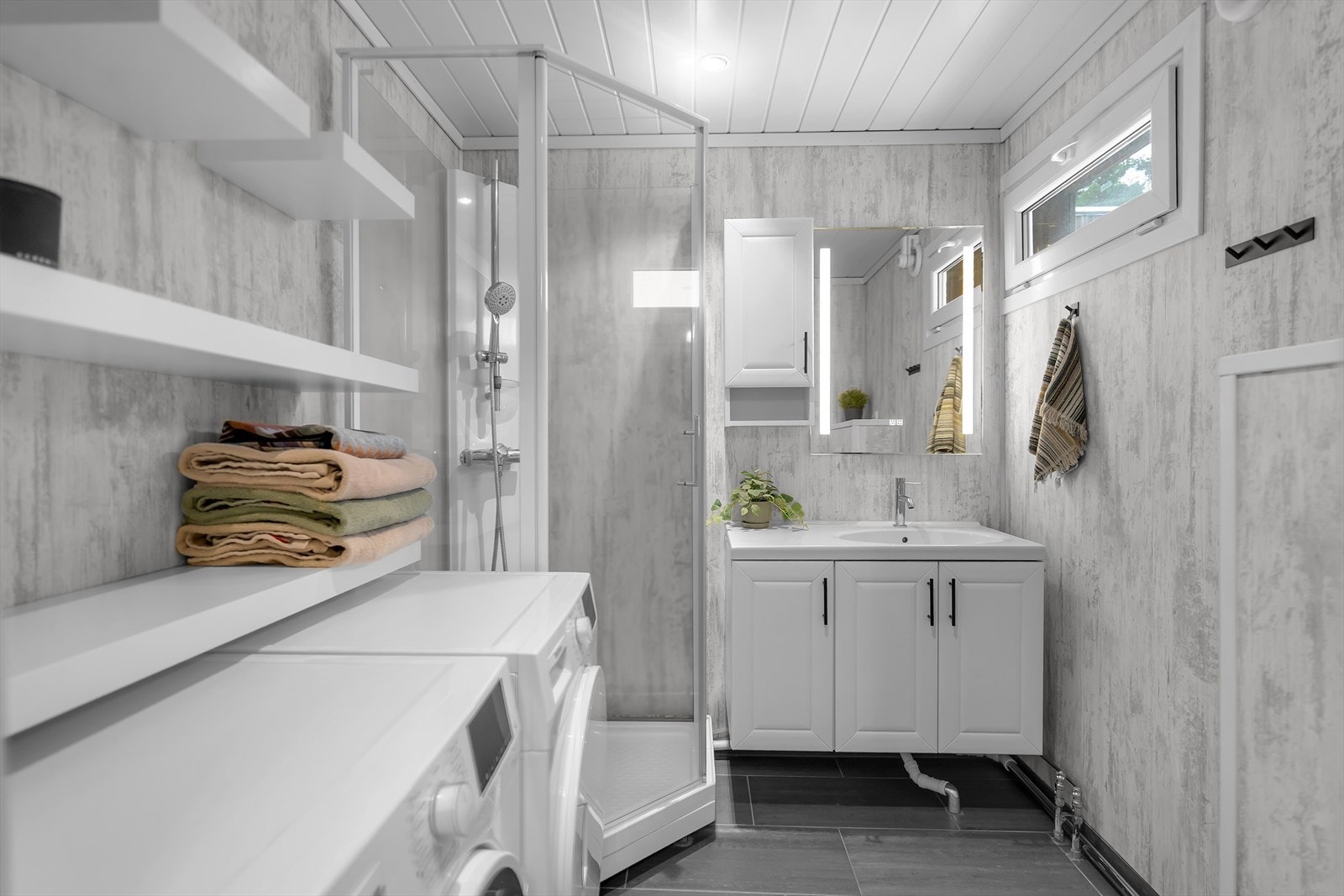 Lyst og praktisk bad med opplegg for vask / tørk Galleribilde