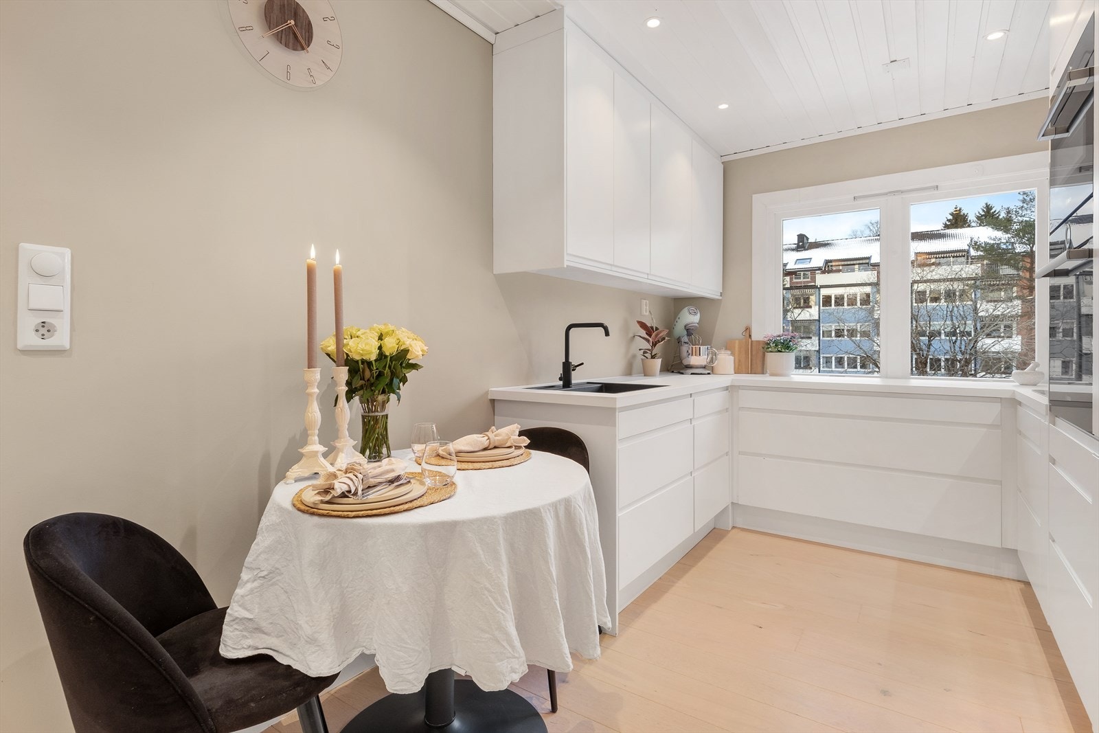 Kjøkkenet har plass til en koselig spisekrok Galleribilde