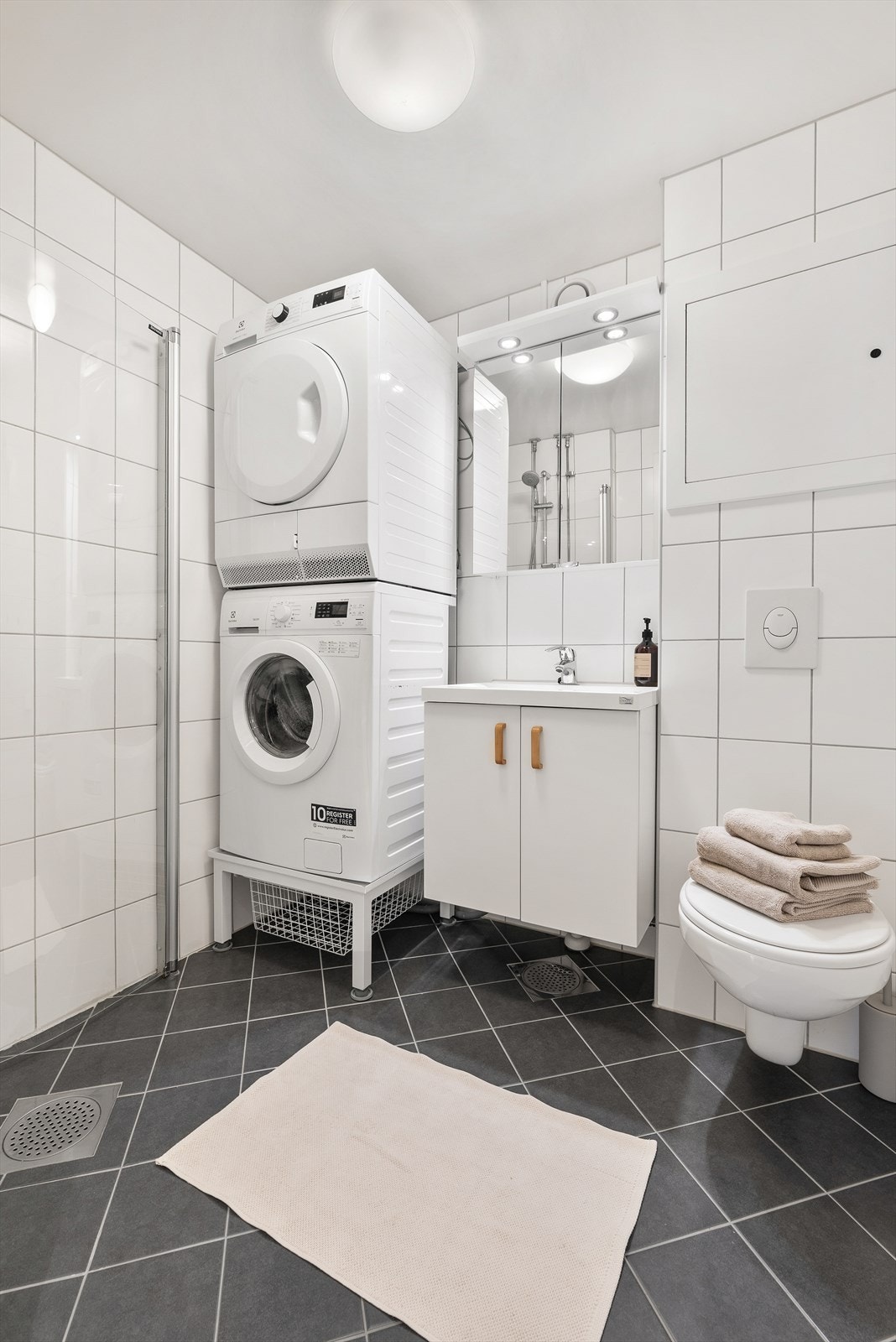 Badet ble rehabilitert i 2014 i regi av borettslaget og har vegghengt toalett, servant med underskap og varme i gulvet Galleribilde