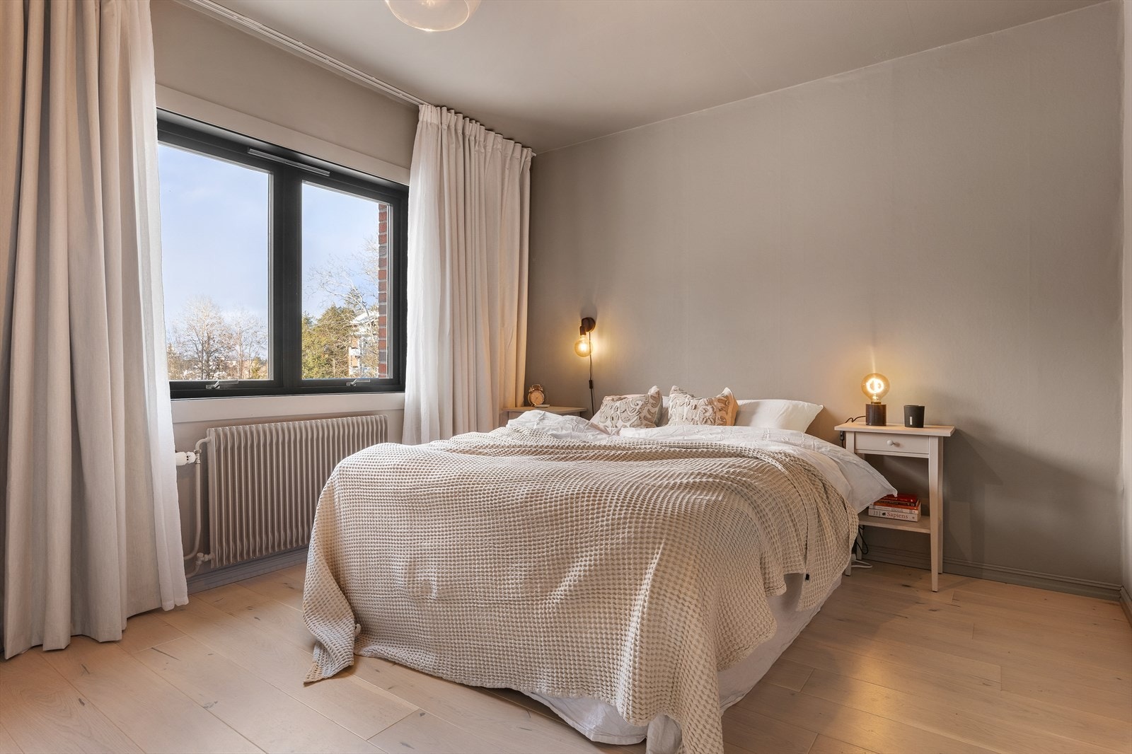 Store vindusflater på soverommet gir godt med naturlig lys Galleribilde