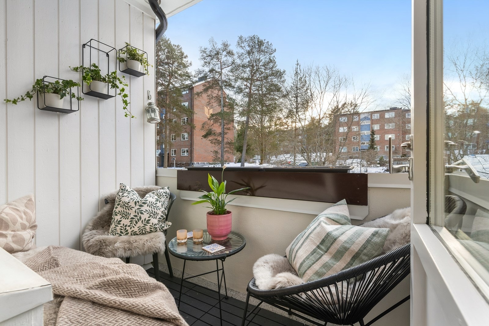 Balkongen fungerer som en fin forlengelse av stuen på varme dager Galleribilde