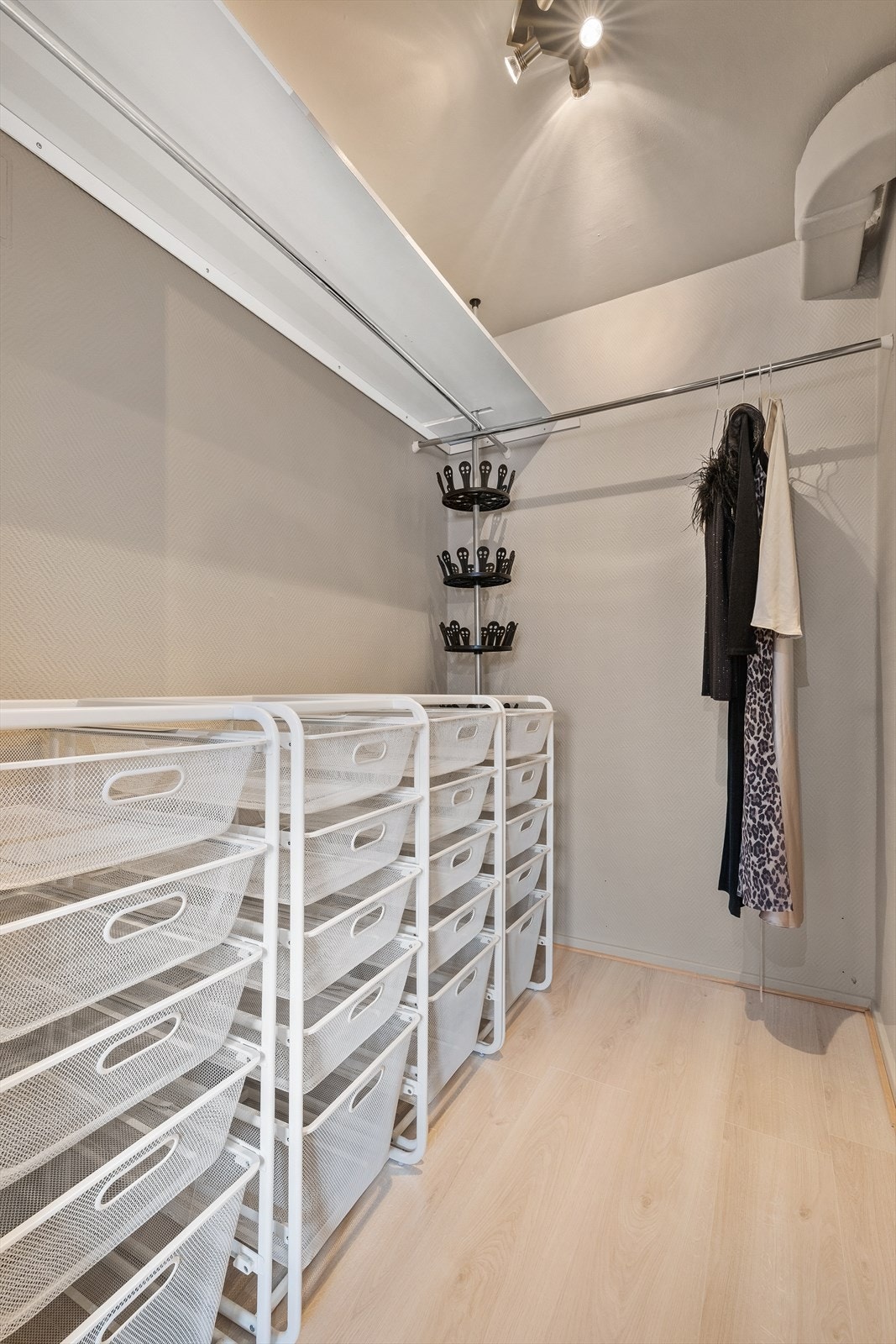 Hovedsoverommet er tilknyttet et svært praktisk walk-in closet, med godt med oppbevaringsplass! Galleribilde
