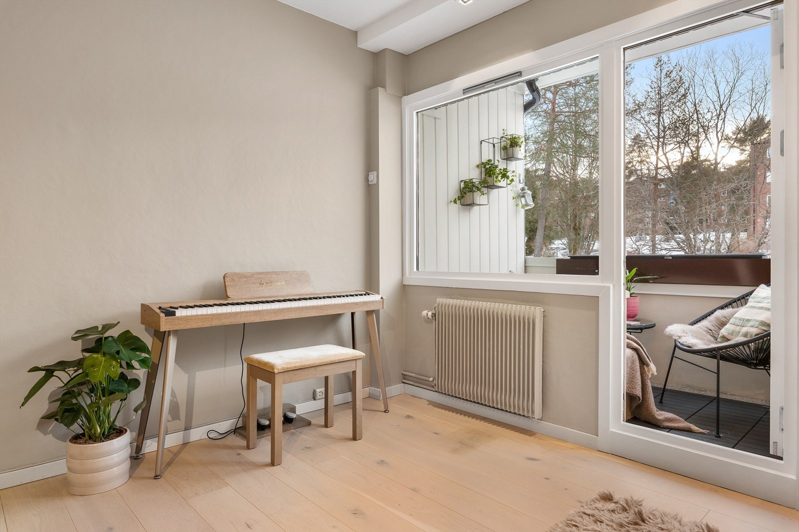 Fra stuen er det direkte utgang til en usjenert og overbygd balkong Galleribilde