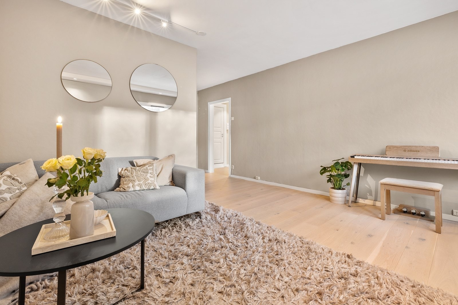 Store vindusflater i stuen slipper inn rikelig med dagslys Galleribilde