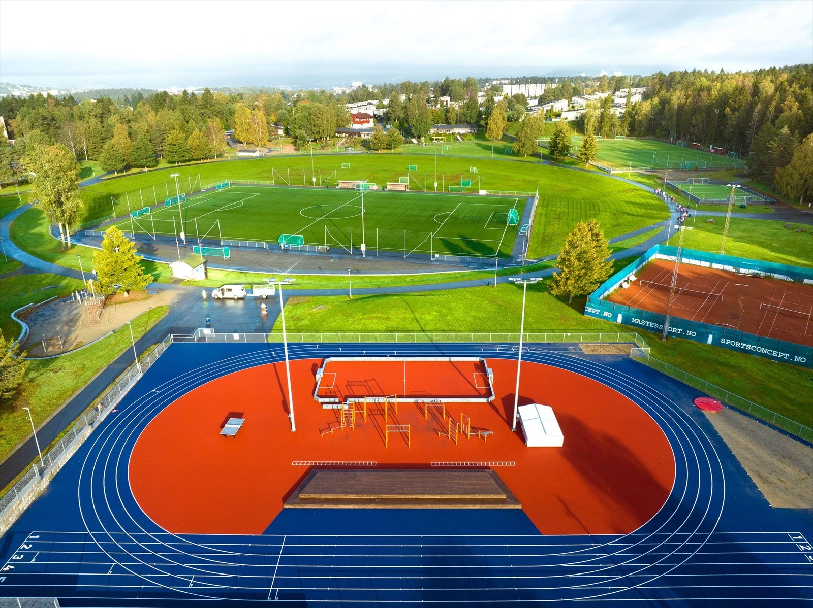 I nærområdet finnes et godt aktivitetstilbud, med blant annet Haraløkka idrettspark med fotballbaner og idrettslekeplass Galleribilde