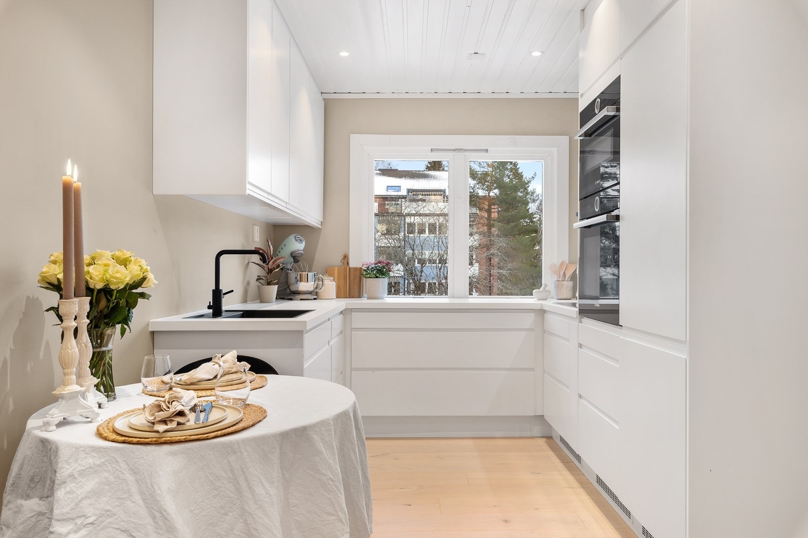 Stilrent kjøkken fra Epoq (2021) med slette fronter og godt med benkeplass Galleribilde