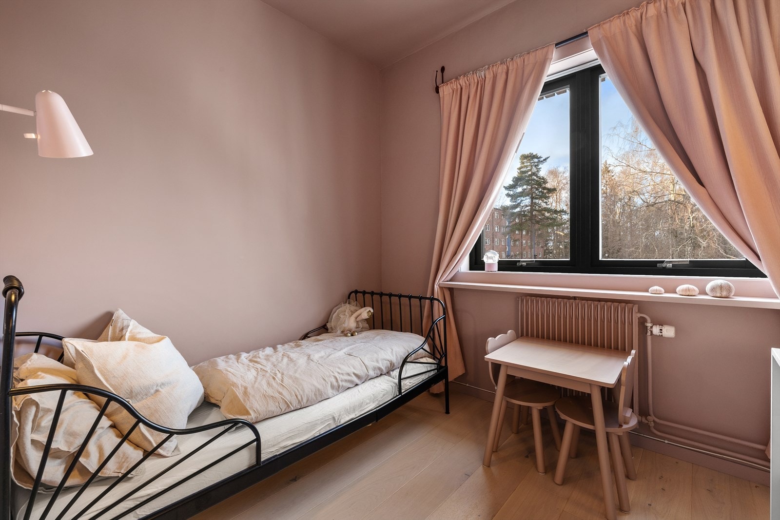 Det andre soverommet egner seg godt som barnerom, gjesterom eller kontor Galleribilde