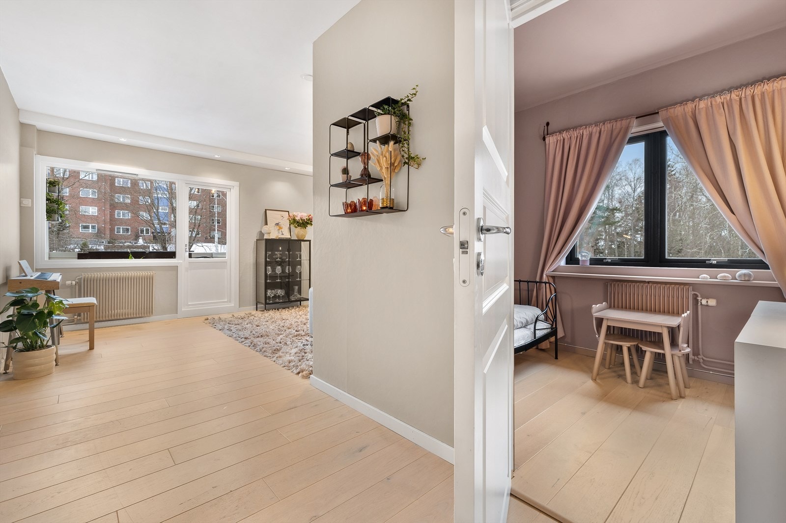 En gjennomgående planløsning med store vindusflater gir en lys og innbydende atmosfære Galleribilde