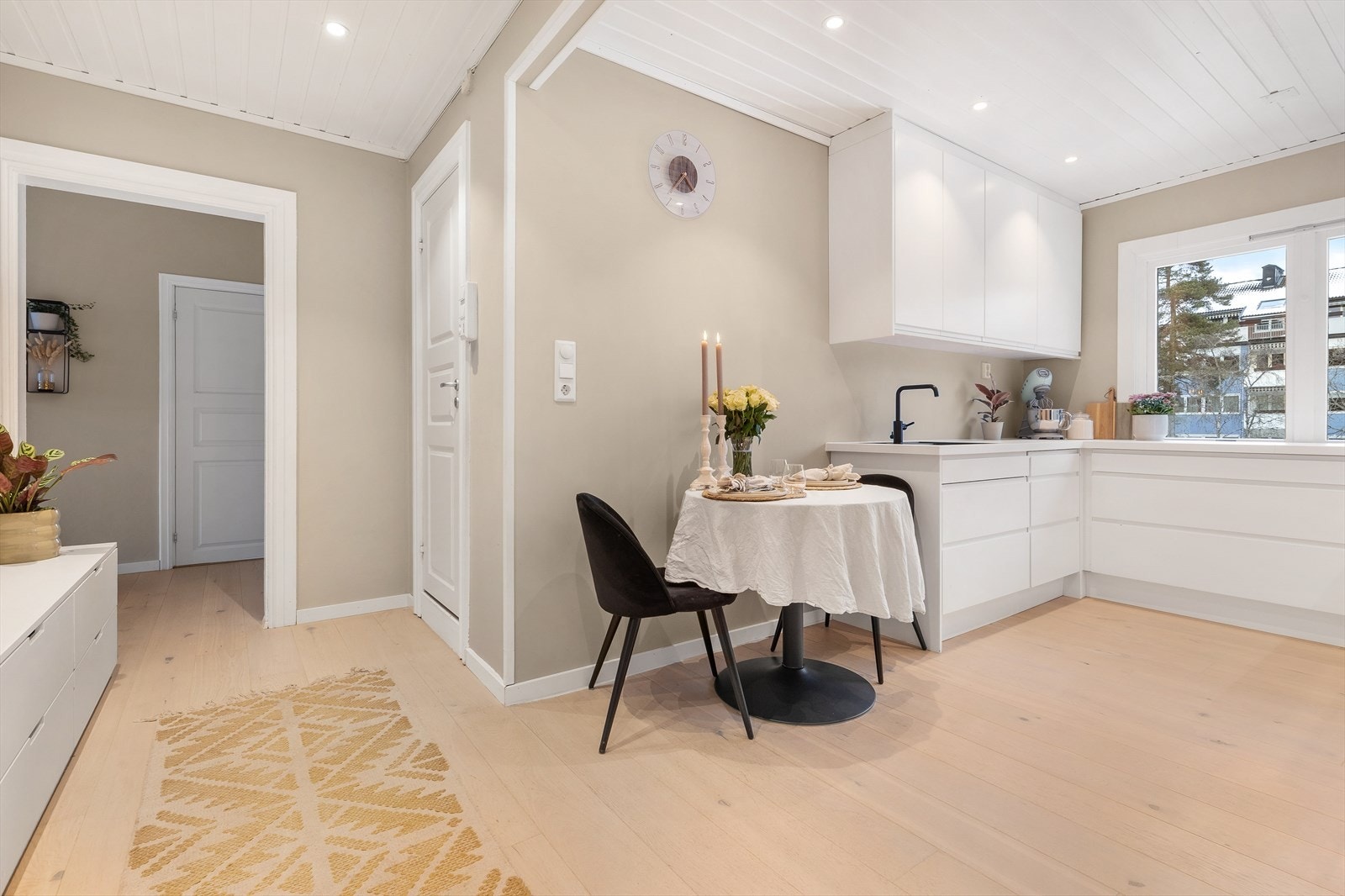 Senket himling med innfelt belysning i både kjøkken og entré gir en jevn og god belysning Galleribilde