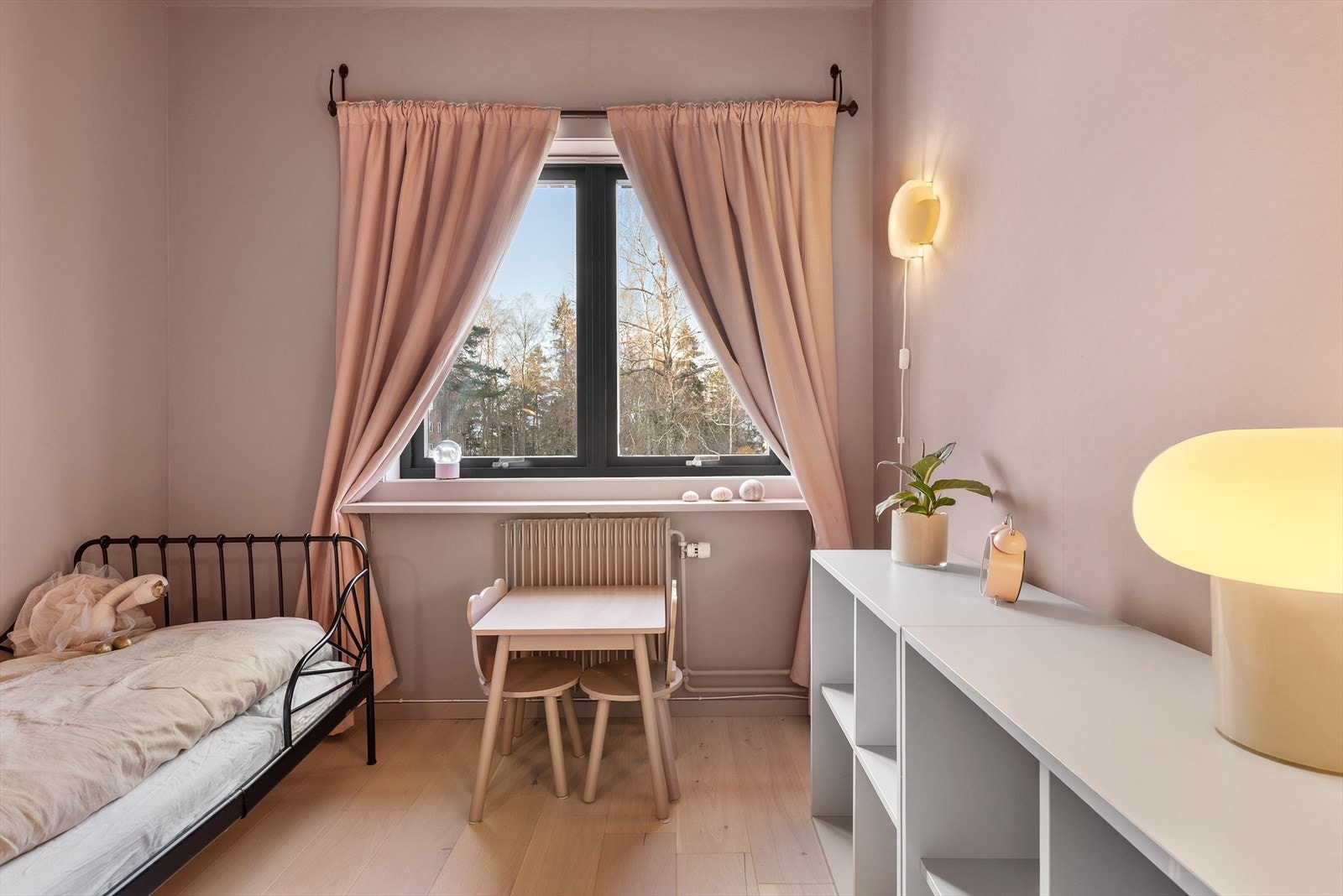 Soverommet har plass til både seng og oppbevaringsmøbler Galleribilde