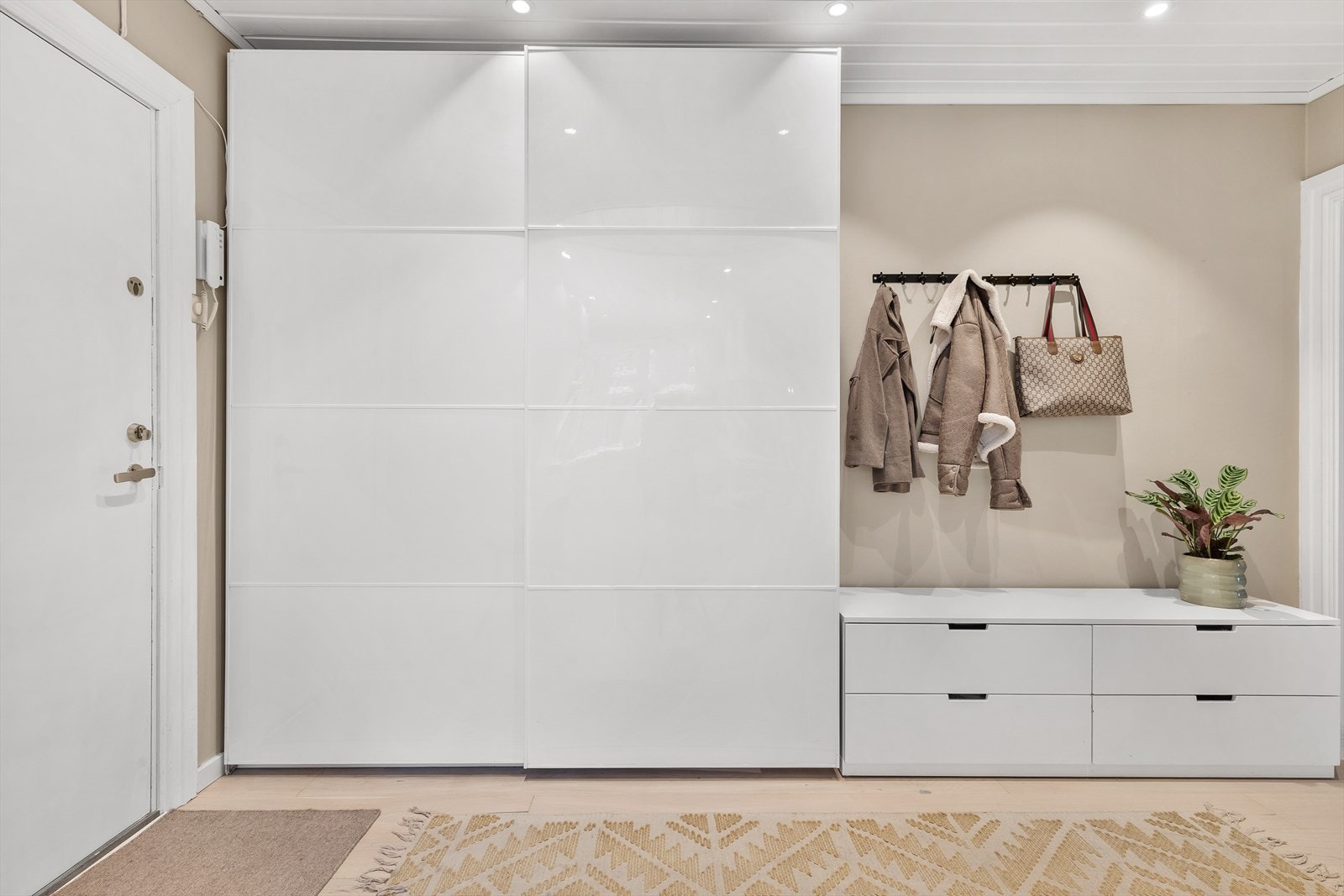 Stor skyvedørsgarderobe i entréen gir rikelig med lagringsplass Galleribilde