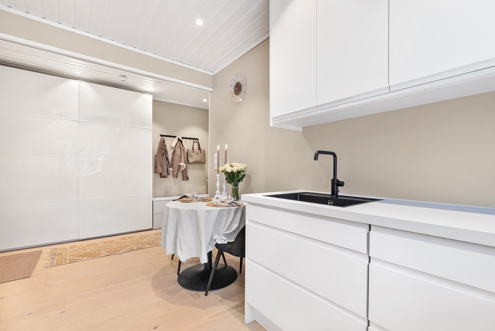 Den åpne løsningen mellom kjøkken og entré, etablert i 2021, skaper en god og luftig romfølelse Galleribilde