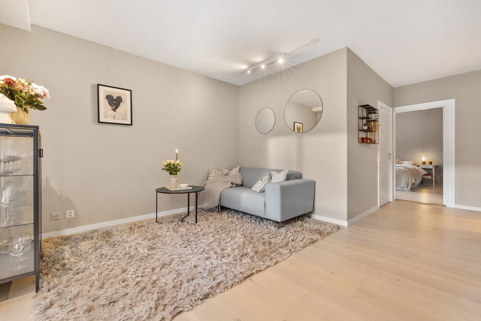 Stuen er et lyst og luftig rom med fleksible møbleringsmuligheter for sofagruppe Galleribilde