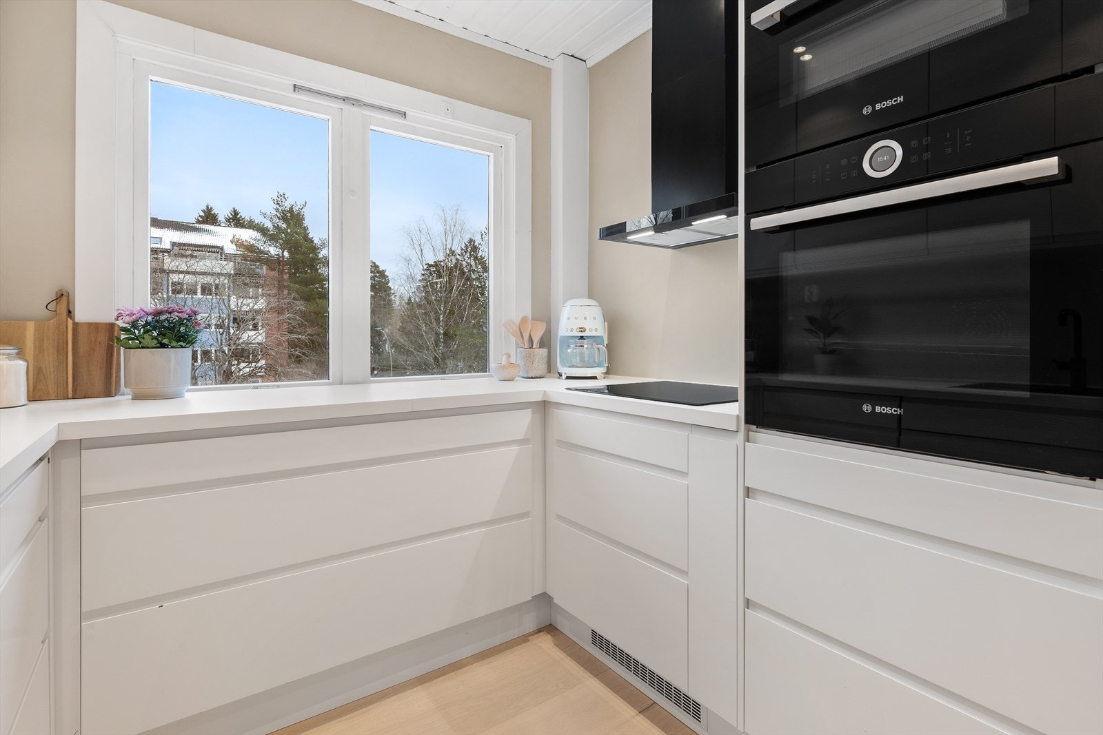 Kjøkkenet er utstyrt med integrert stekeovn og kombinert steke- og mikrobølgeovn fra Bosch Galleribilde