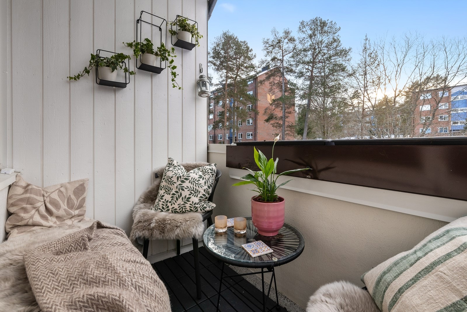 Balkongen er overbygd, noe som gir ly for vær og vind Galleribilde