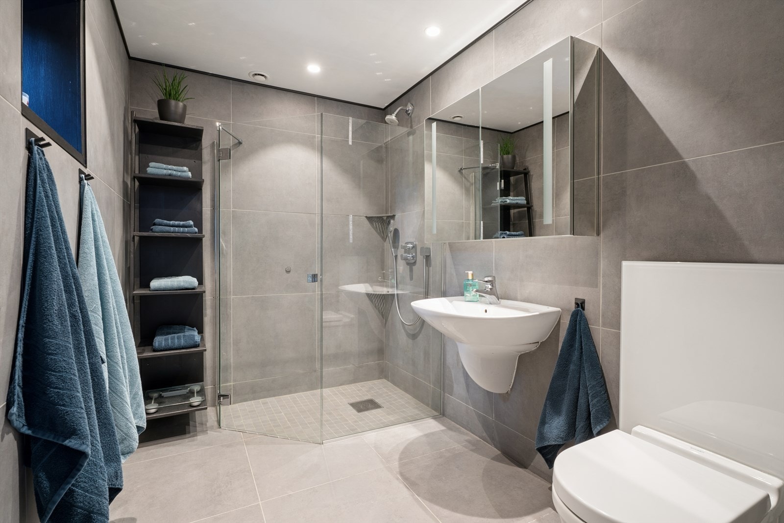 Det andre badet ligger i underetasjen og er også opprinnelig fra 1996. Her ble det lagt nye fliser oppå de gamle i 2025 Galleribilde