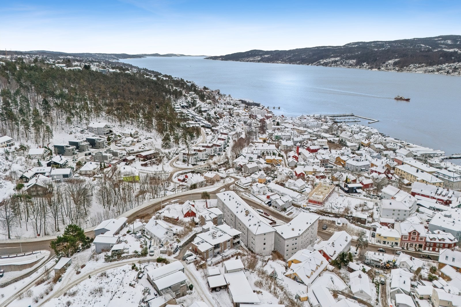Kort vei til sentrum, dagligvare, badestrender og båthavn Galleribilde