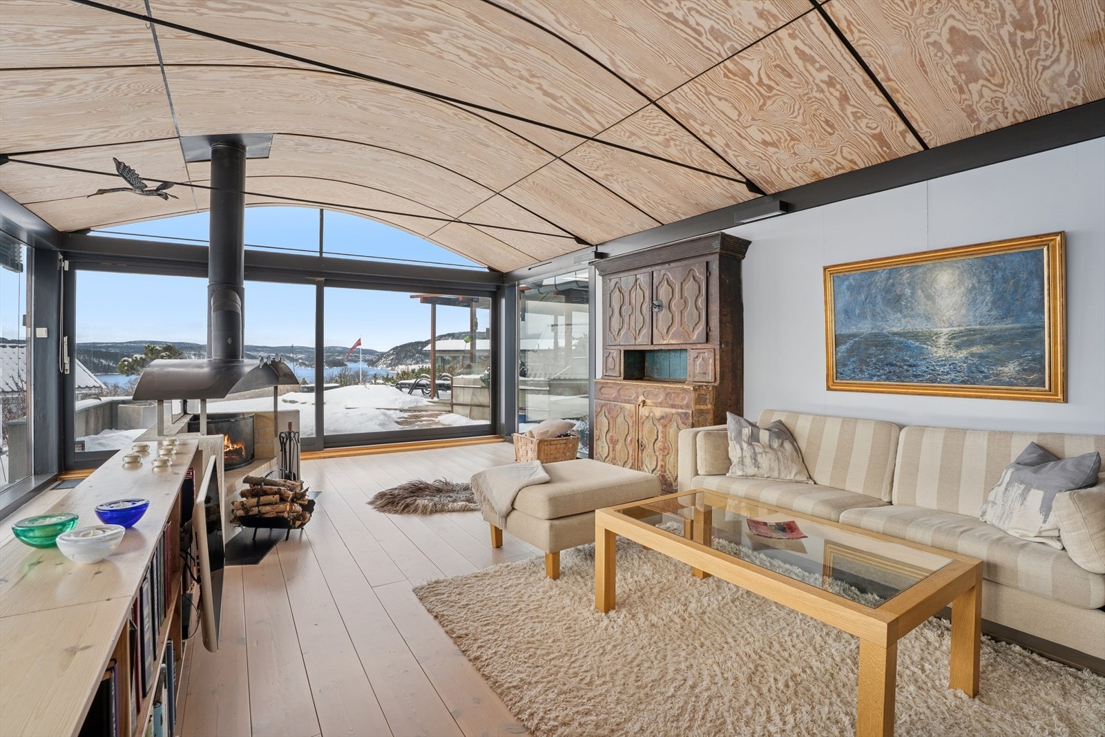 Stuen har store vindusflater som slipper inn rikelig med naturlig lys fra flere retninger Galleribilde