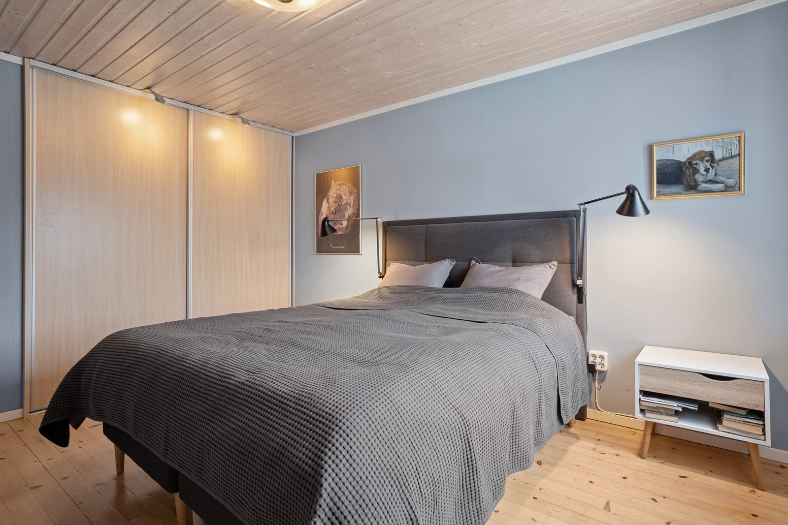 Soverommet i underetasjen har praktisk skyvedørsgarderobe med glatte fronter og belysning Galleribilde