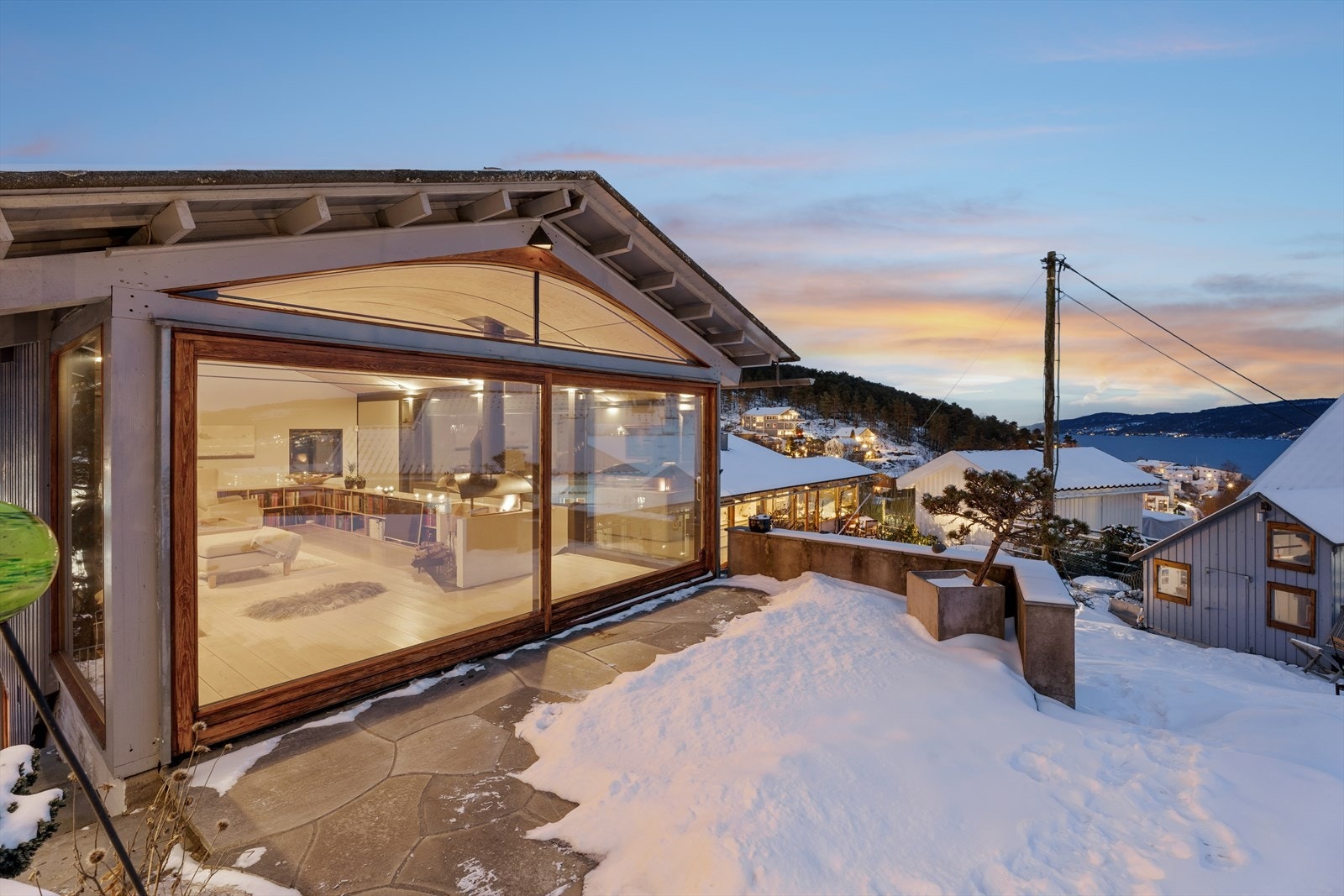 Utenfor stuen er det terrasse belagt med skifer. Trapper og terrasseringer skaper ulike rekreasjonssoner for både barn og voksne Galleribilde