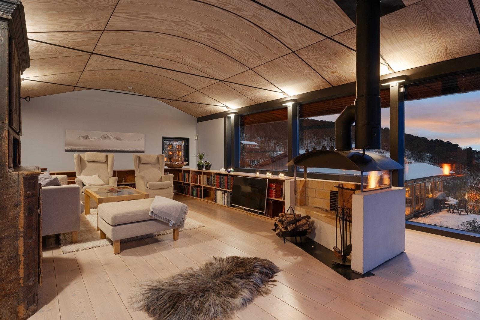 Denne arkitekttegnede boligen inneholder: stue på toppen, 5 soverom, musikkrom, allrom med kjøkken og spiseplass, 2 bad og vaskerom Galleribilde