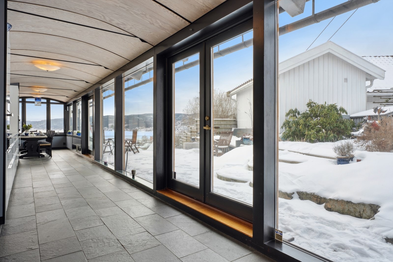 Ut fra tuben er det avskjermet uteareal, som strekker seg oppover til kollen, nedover og rundt på eiendommen Galleribilde