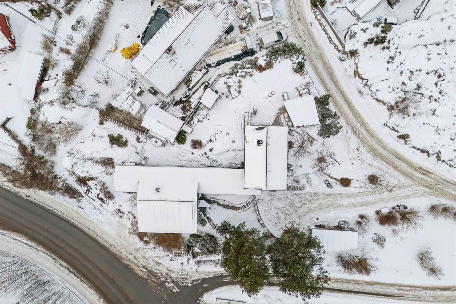 Dronefoto som viser eiendommen fra lufta - med flott oversikt over tomten, beliggenheten og de naturskjønne omgivelsene Galleribilde