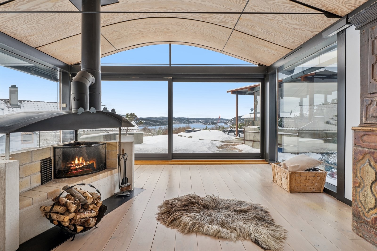 Gulvet i stuen kan slipes og lakkeres ved behov, og ble sist pusset og lakkert rundt 2018 Galleribilde