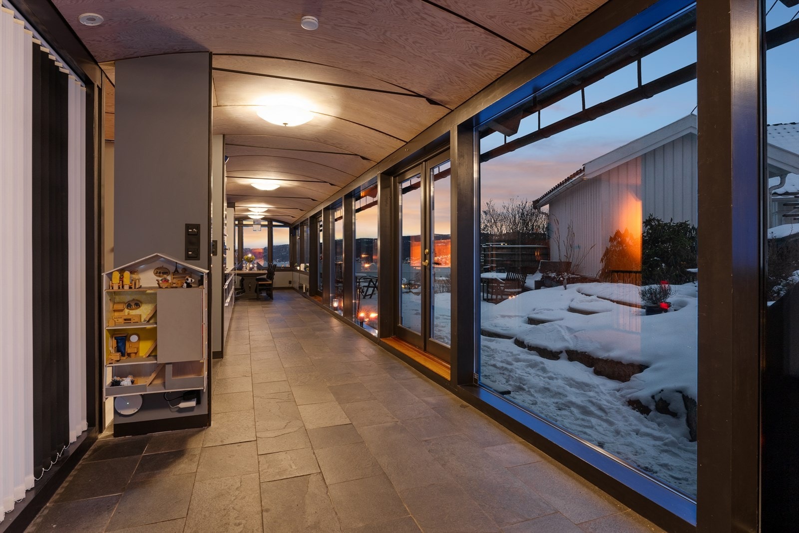 Boligen har utgang til terreng på alle plan, og byr på fri utsikt over Drøbak og Drøbaksundet fra de fleste rom Galleribilde