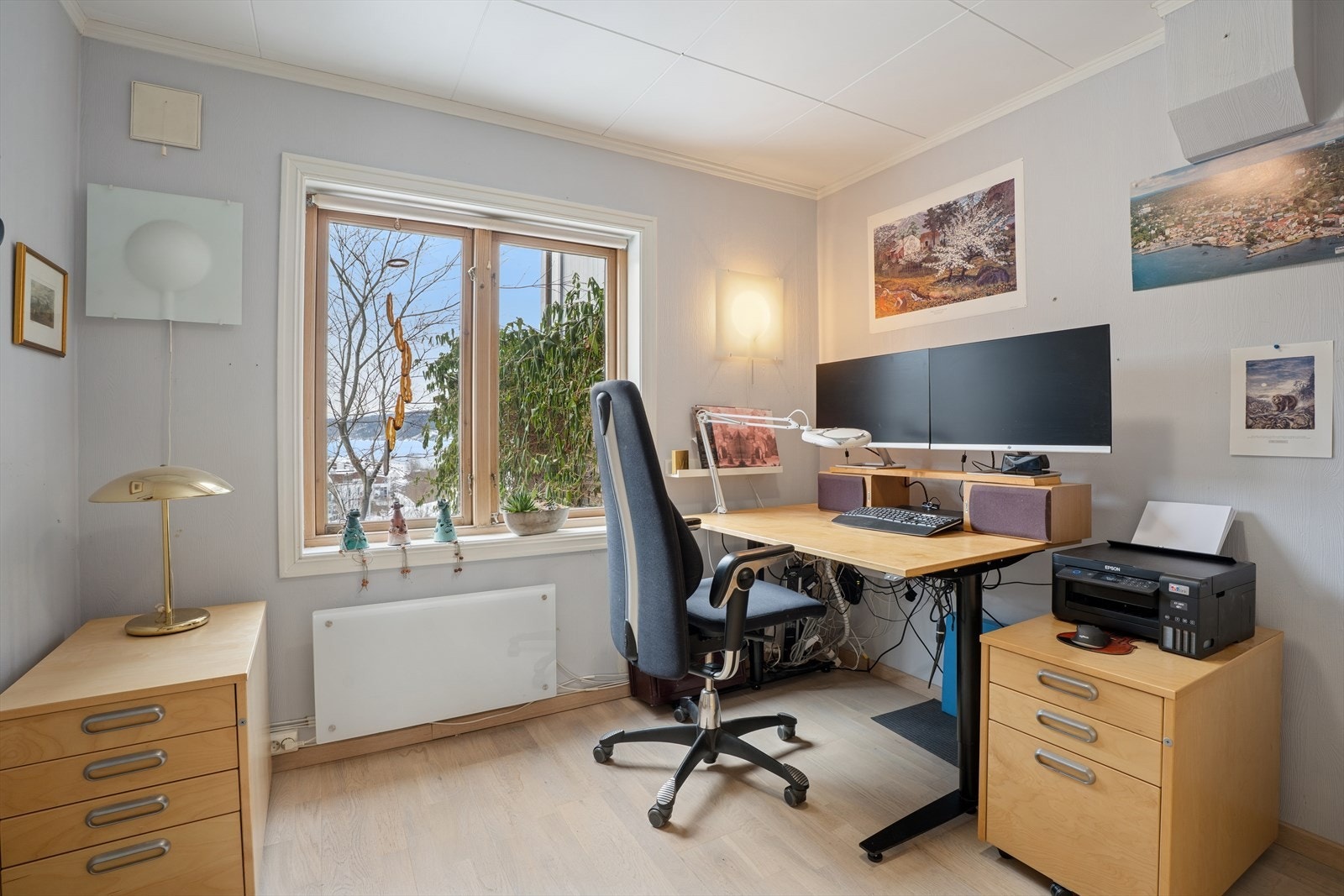 Det ene soverommet benyttes i dag til kontor. Store vindusflater slipper inn rikelig med dagslys og bidrar til et lyst og avslappende miljø Galleribilde