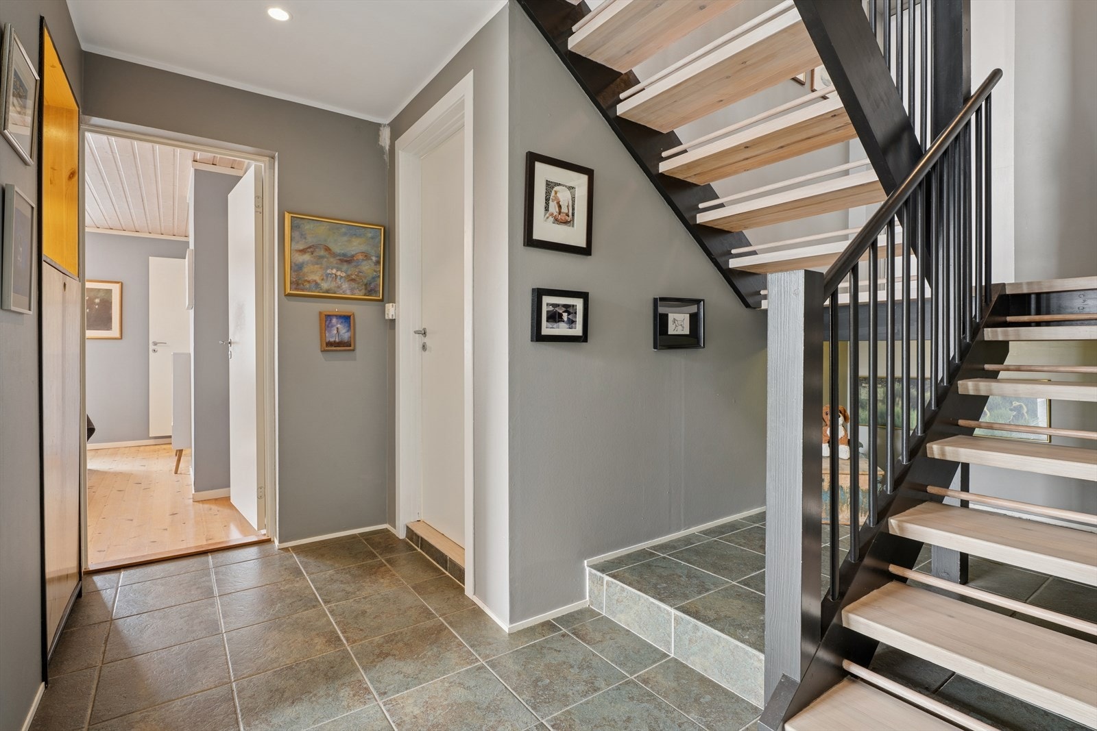 Trappegang med malt tretrapp mellom etasjene med åpne trinn Galleribilde