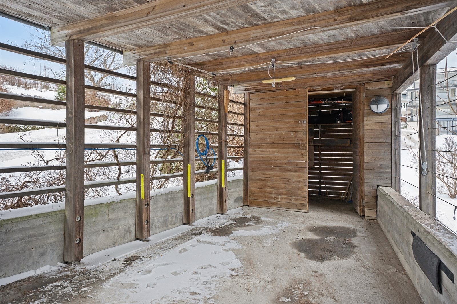 Parkering i carport fra ca. 2005 - 1 plass med Easy hjemmelader og låst bod i bakkant Galleribilde