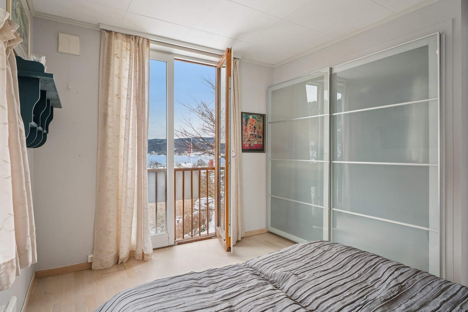 To av soverommene er utstyrt med praktiske skyvedørsgarderober som gir svært god oppbevaringsplass Galleribilde