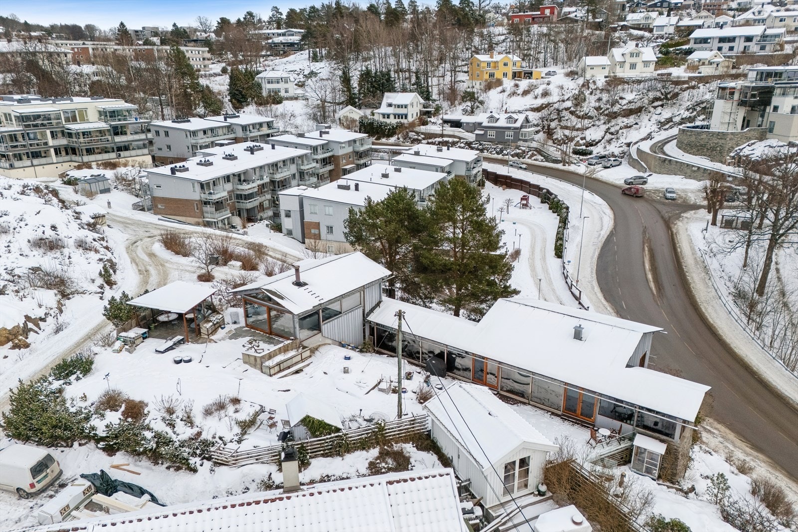 I nærområdet ligger det også fine skogs- og turområder, med Brunskogen ovenfor huset som boligens nærskog som er småbarnas lille eventyrskog, og Seierstensmarka høyere opp med flott turterreng Galleribilde